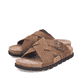 Braune Rieker Herren Pantoletten 21193-25 mit einer Schnalle sowie Extraweite H. Schuhpaar seitlich schräg.