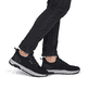 Schwarze Rieker Herren Slipper 06153-00 mit easy Hineinschlüpf-Möglichkeit. Schuh am Fuß.