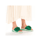 Grüne Rieker Damen Pantoletten V0252-52 mit dekorativer Blume. Schuh am Fuß.