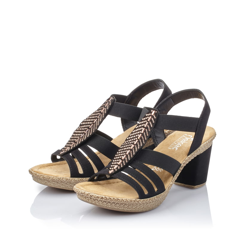 Schwarze Rieker Riemchensandaletten 66526-00 mit Elastikeinsatz sowie Blattoptik. Schuhpaar seitlich schräg.