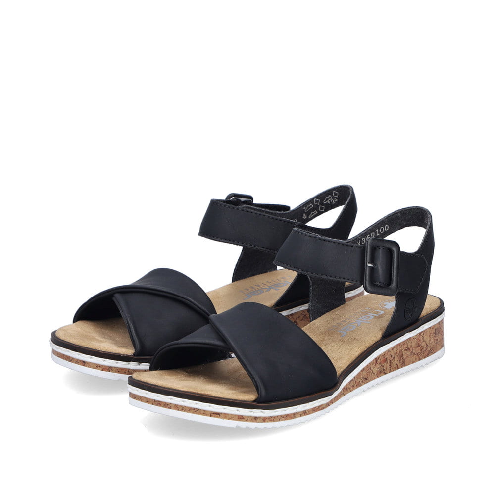 Schwarze Rieker Keilsandaletten V3691-00 mit trendiger Schnalle. Schuhpaar seitlich schräg.