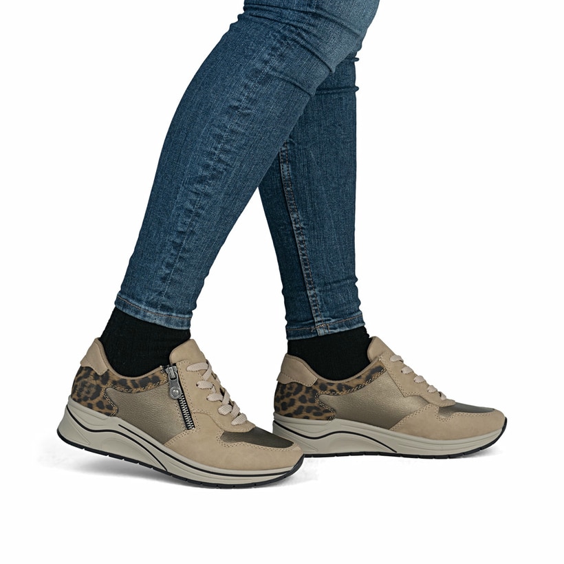 Beige Rieker Damen Sneaker Low N9503-20 mit Leo-Print sowie einem Reißverschluss. Schuh am Fuß.