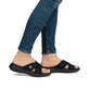 Schwarze vegane Rieker Damen Pantoletten V2105-00 mit einer ultraleichten Sohle. Schuh am Fuß.