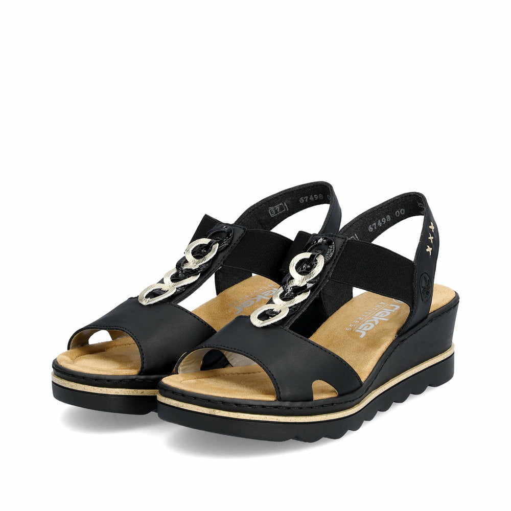 Schwarze Rieker Keilsandaletten 67498-00 mit Gummizug sowie sehr leichter Sohle. Schuhpaar seitlich schräg.