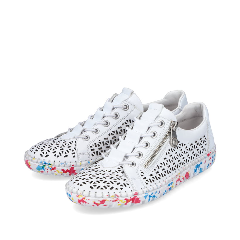 Weiße Rieker Damen Slipper M2357-80 mit Reißverschluss sowie mehrfarbigem Muster. Schuhpaar seitlich schräg.