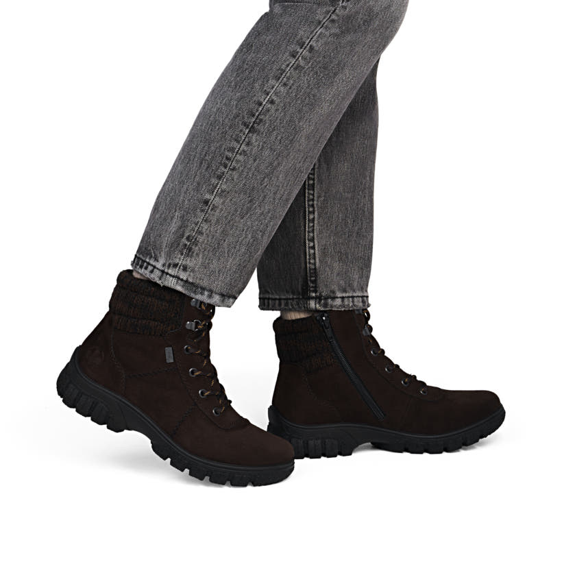 Dunkelbraune Rieker Damen Schnürstiefel Z7220-25 mit Strick-Kragen. Schuh am Fuß.