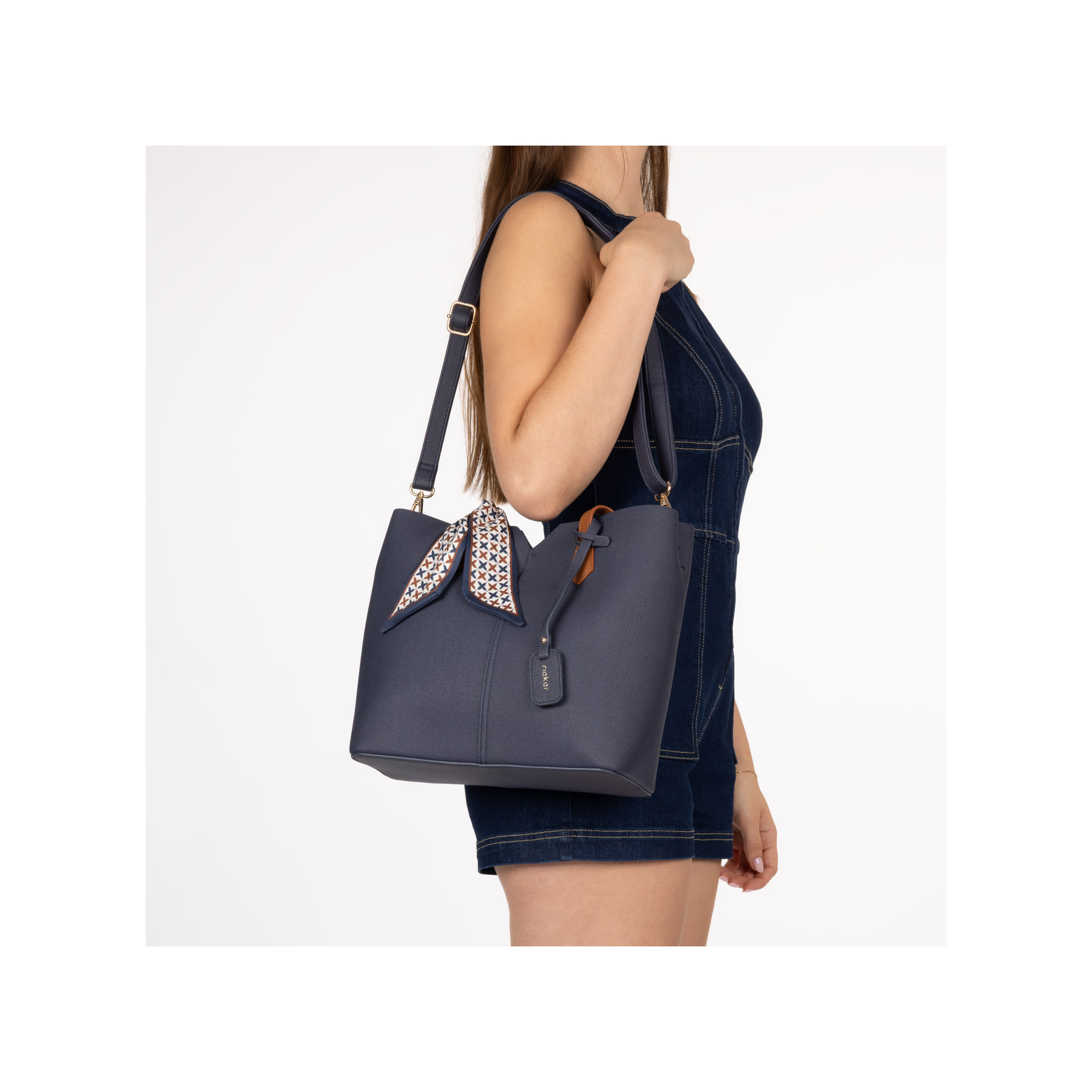 Rieker Shopper H1045-14 in Blau mit gemustertem Stofftuch, goldenen Details und Reißverschluss. Getragen.