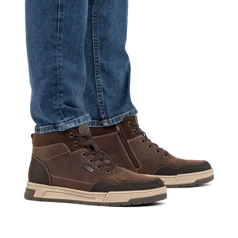 Dunkelbraune Rieker Herren Sneaker High 36042-25 aus Rauleder. Schuh am Fuß.