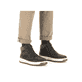 
Asphaltschwarze Rieker Herren Schnürstiefel 38542-00 mit einer robusten Profilsohle. Schuh am Fuß