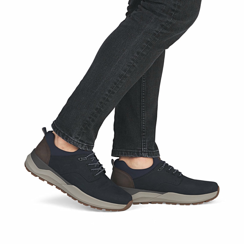 Blaubraune Rieker Herren Slipper 06050-14 aus Rauleder mit einem Gummizug. Schuh am Fuß.