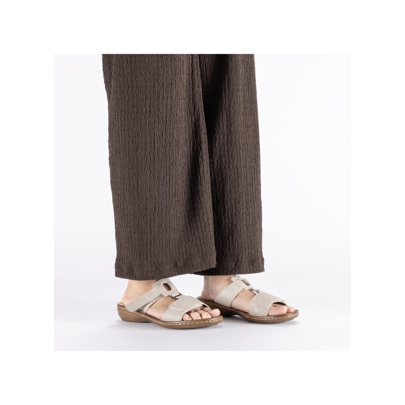 Beige Rieker Damen Pantoletten 60885-62 mit Schmuckelementen. Schuh am Fuß.