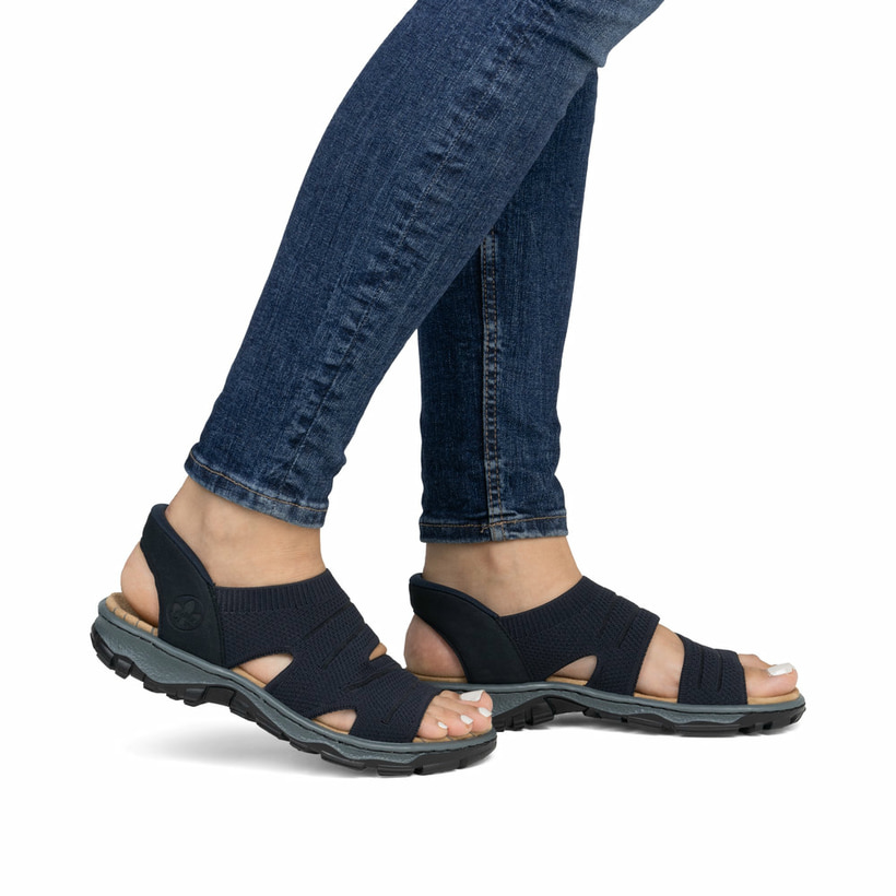 Blaue vegane Rieker Damen Trekkingsandalen 68895-14 mit Ready2GO Slip-in Feature. Schuh am Fuß.