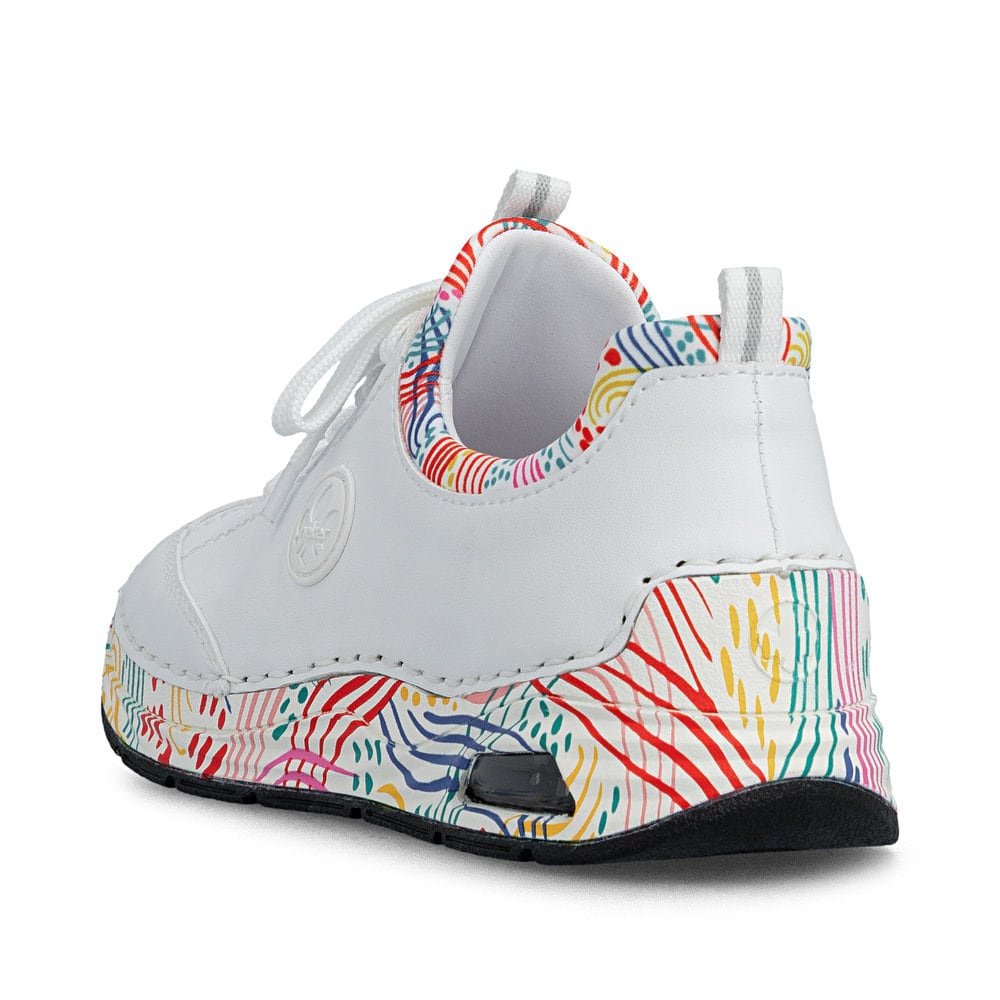 Mocassins Rieker blancs femme 44562-80 avec fenêtre de semelle Rieker Air. Chaussure vue de l'arrière.