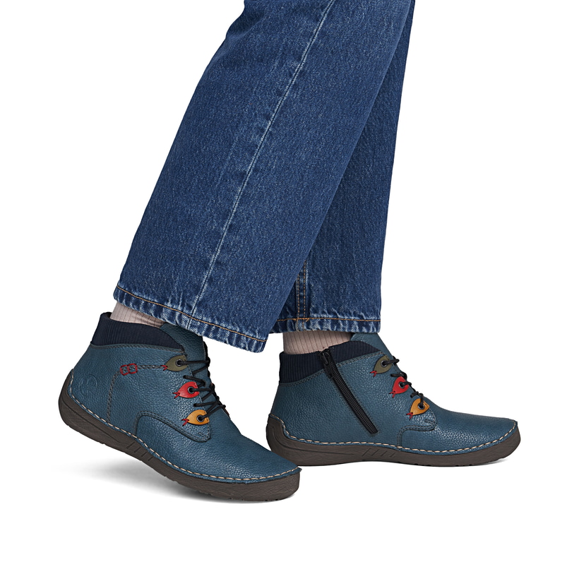 Dunkelblaue Rieker Damen Kurzstiefel 52544-14 mit farbenfrohen Details. Schuh am Fuß.