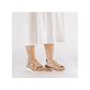 Beigebraune Rieker Damen Sandalen V1268-64 mit floralem Muster sowie Gummizug. Schuh am Fuß.