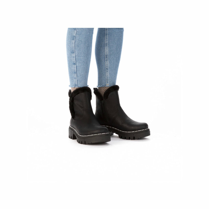 Schwarze Rieker Damen Chelsea Boots 74082-00 mit Fellschaftrand. Schuh am Fuß.