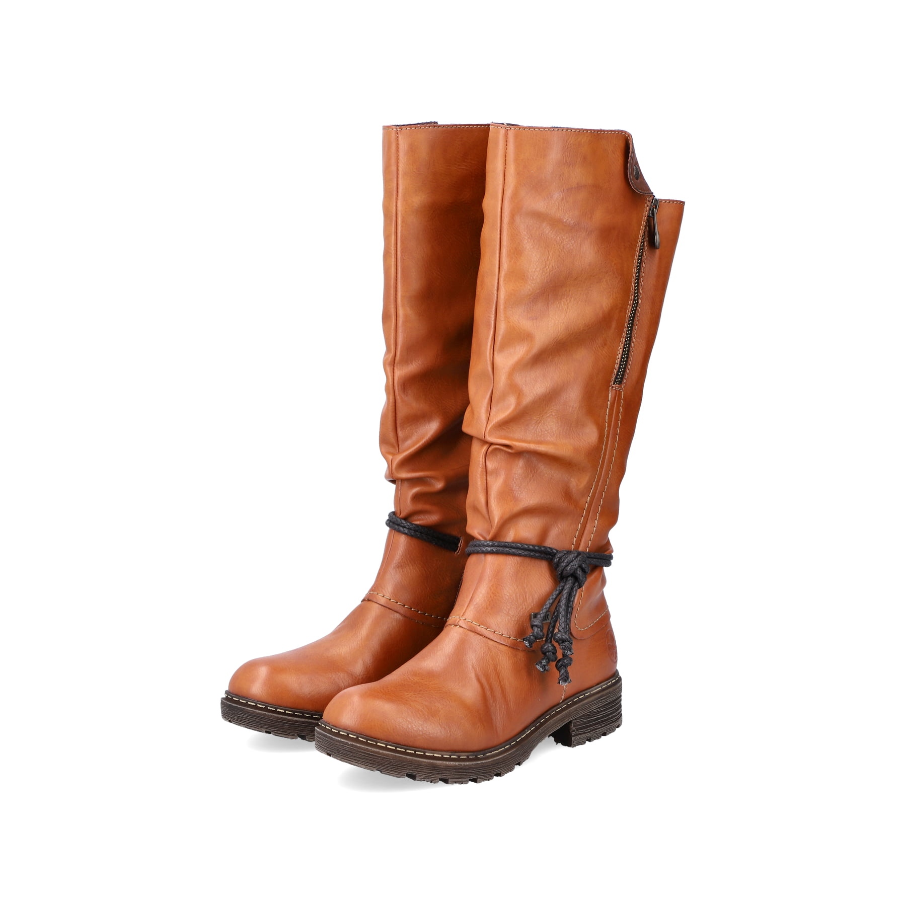 Karamellbraune Rieker Damen Hochschaftstiefel Z4758-24 mit einer Profilsohle. Schuhpaar schräg.