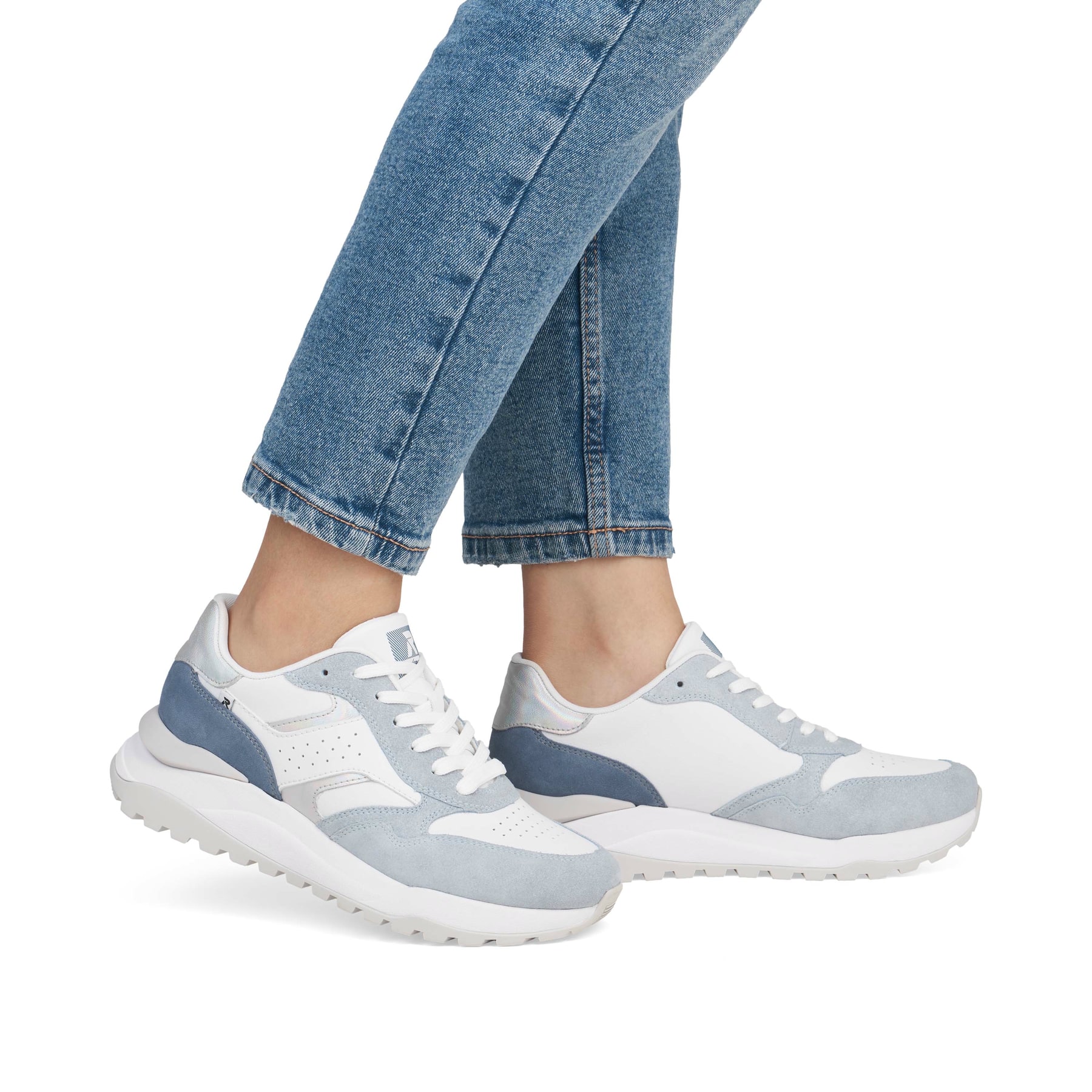 Baskets basses Rieker blanches pour femme W2500-80 avec lacets. Chaussure au pied.