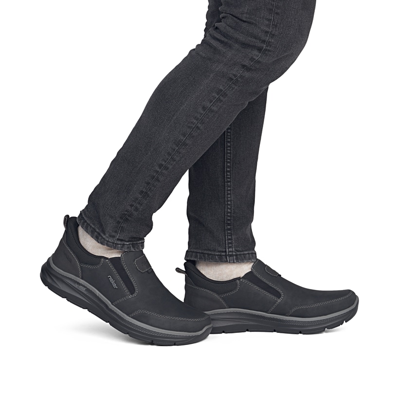 Schwarze Rieker Herren Slipper B1851-00 mit Ready2GO Schnell-Anziehfunktion. Schuh am Fuß.