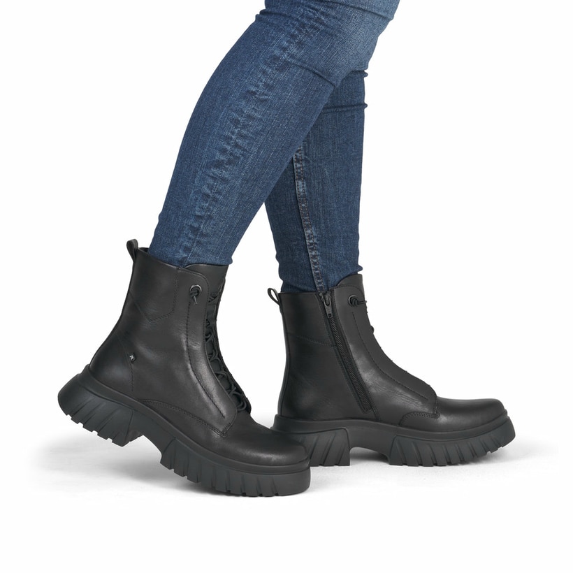 Schwarze Rieker Damen Biker Boots W1879-00 aus Glattleder mit Reißverschluss. Schuh am Fuß.