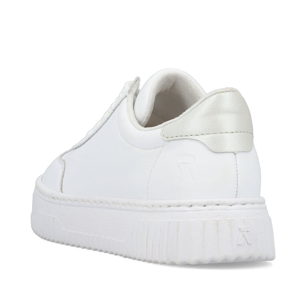 Baskets basses Rieker blanches femme N9910-80 en cuir lisse avec lacets. Chaussure vue de l'arrière.