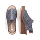 Blaue Rieker Keilsandaletten 60355-14 mit einem Elastikeinsatz sowie Löcheroptik. Schuh von oben, liegend.