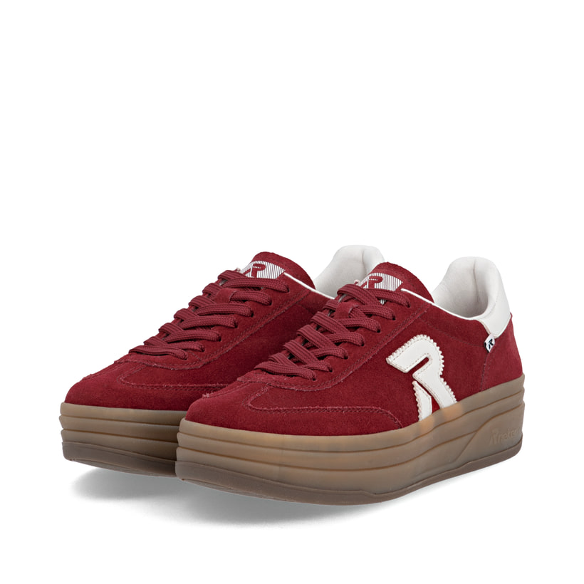 Baskets basses Rieker rouges pour femme W3700-35 avec lacets. Chaussures inclinées sur le côté.