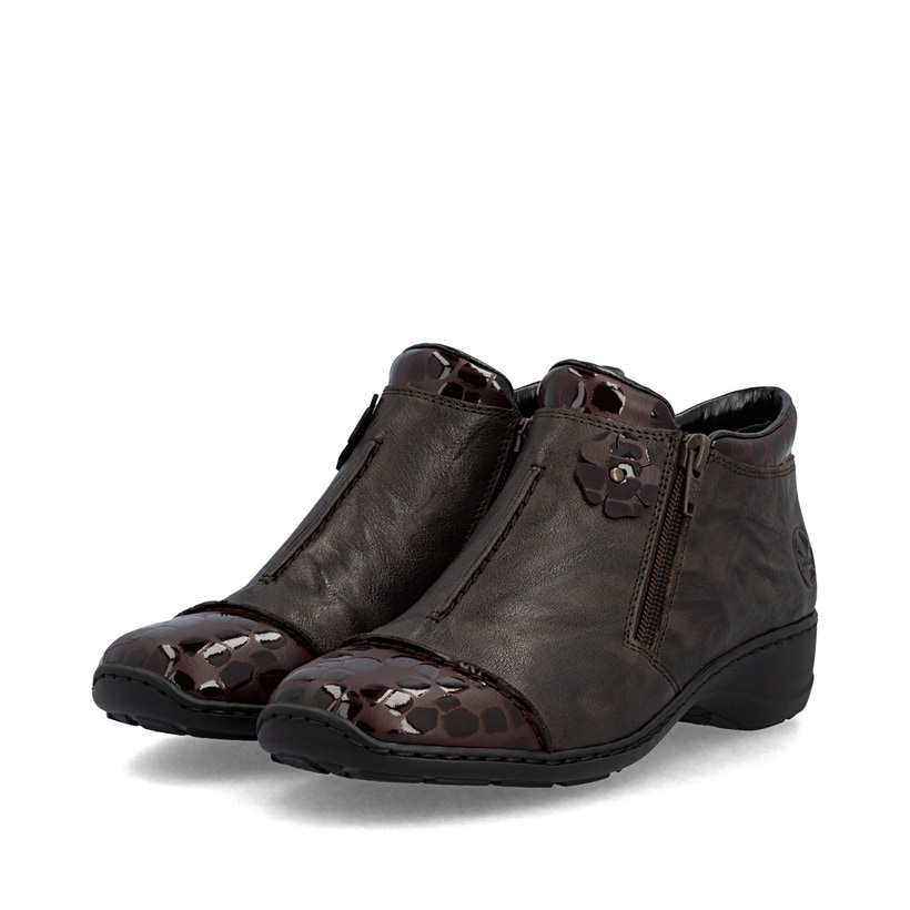 Dunkelbraune Rieker Damen Kurzstiefel 58388-26 aus Glattleder. Schuhpaar seitlich schräg.