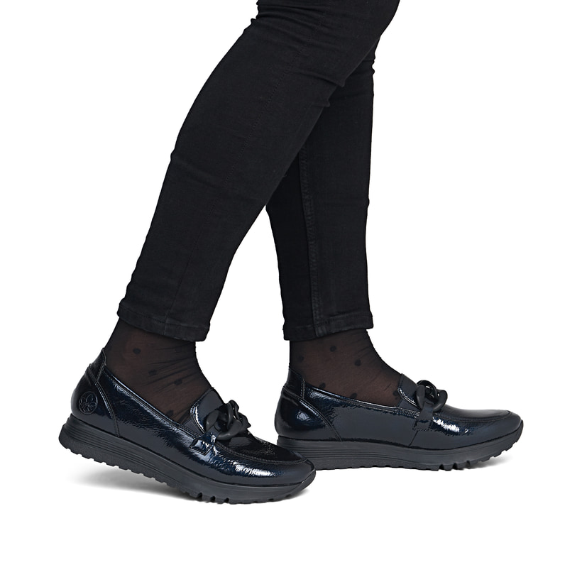 Dunkelblaue Rieker Damen Loafer 49051-14 mit Deko-Kette sowie einem Gummizug. Schuh am Fuß.