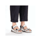 Graue Rieker Damen Trekkingsandalen 67651-40 mit Rieker Air Sohlenfenster. Schuh am Fuß.