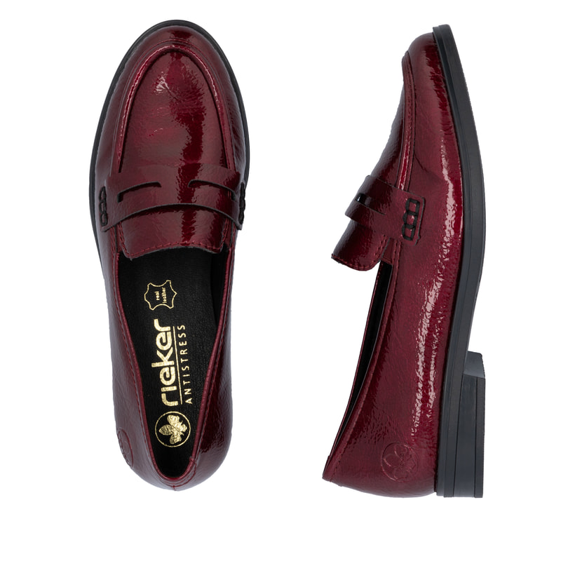 Rote Rieker Damen Loafer 46254-33 mit Gummizug sowie extra weicher Decksohle. Schuh von oben, liegend.