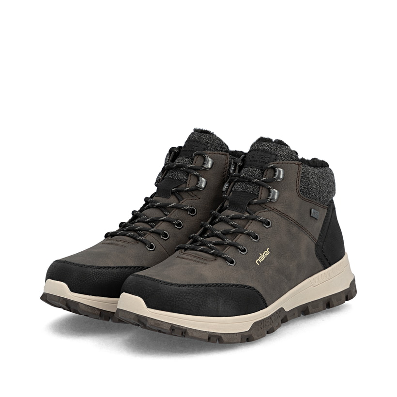 Kaffeebraune Rieker Herren Schnürstiefel 35534-25 mit einer leichten Profilsohle. Schuhpaar schräg.
