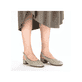 Grüne Rieker Slingpumps 47060-52 mit Schnalle sowie schockabsorbierender Sohle. Schuh am Fuß.
