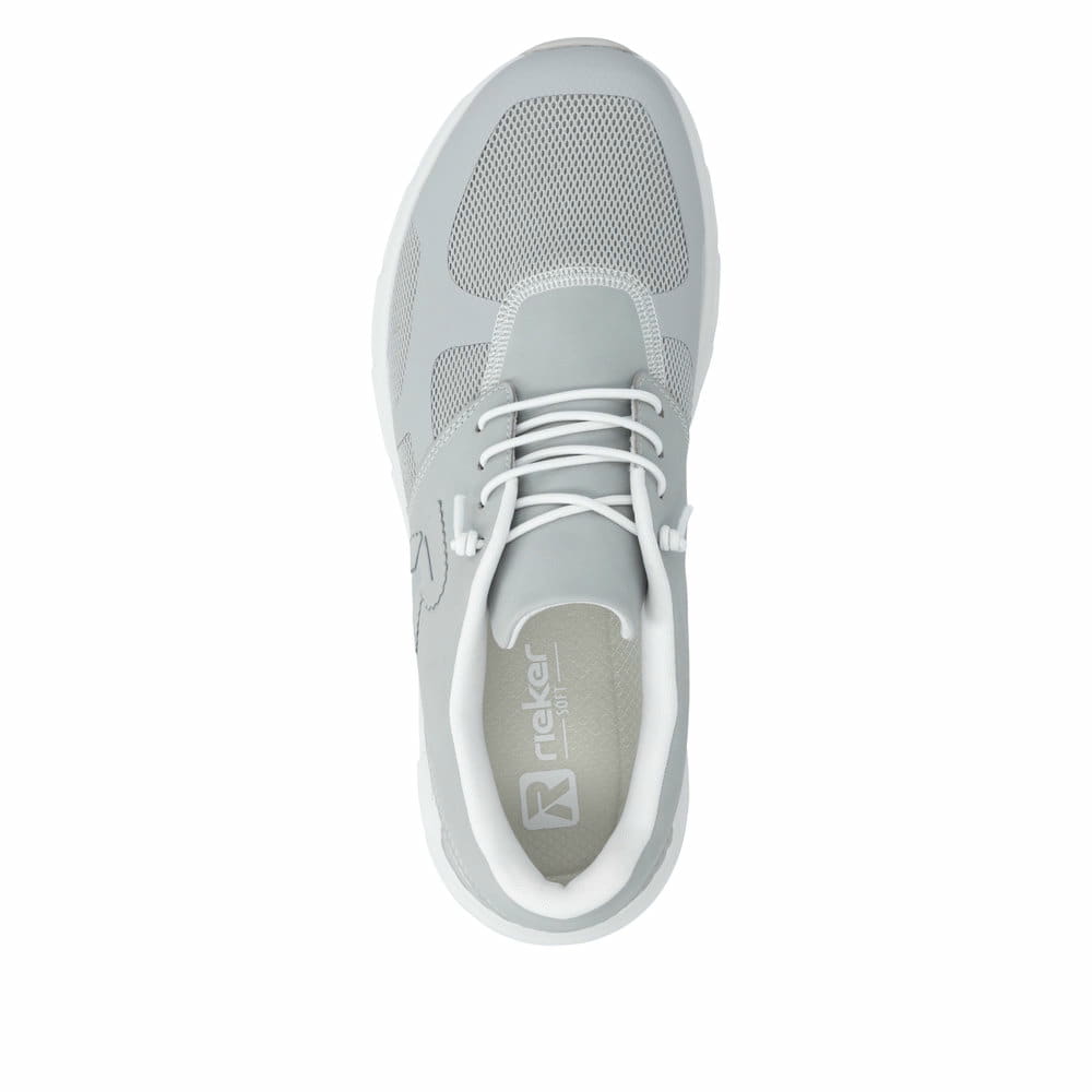 Graue Rieker Herren Sneaker Low 09100-40 mit Schnürung sowie abgesetztem Logo. Schuh von oben.