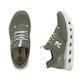 Vegane, oliv-weiße Rieker Damen Slipper M6078-54 mit einem Gummizug. Schuh von oben, liegend.