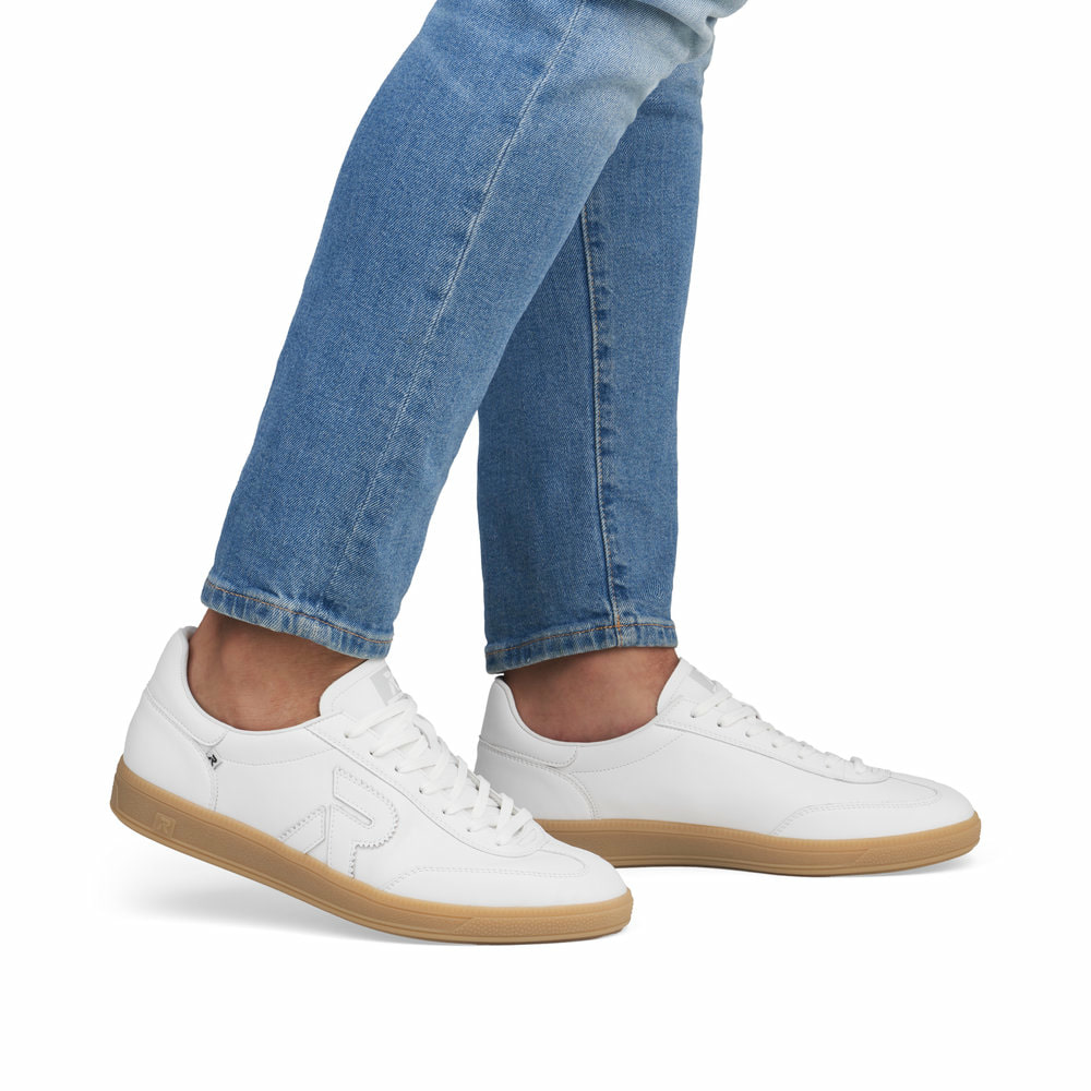 Weiße Rieker Herren Sneaker Low U2200-80 mit Schnürung sowie abriebfester Sohle. Schuh am Fuß.