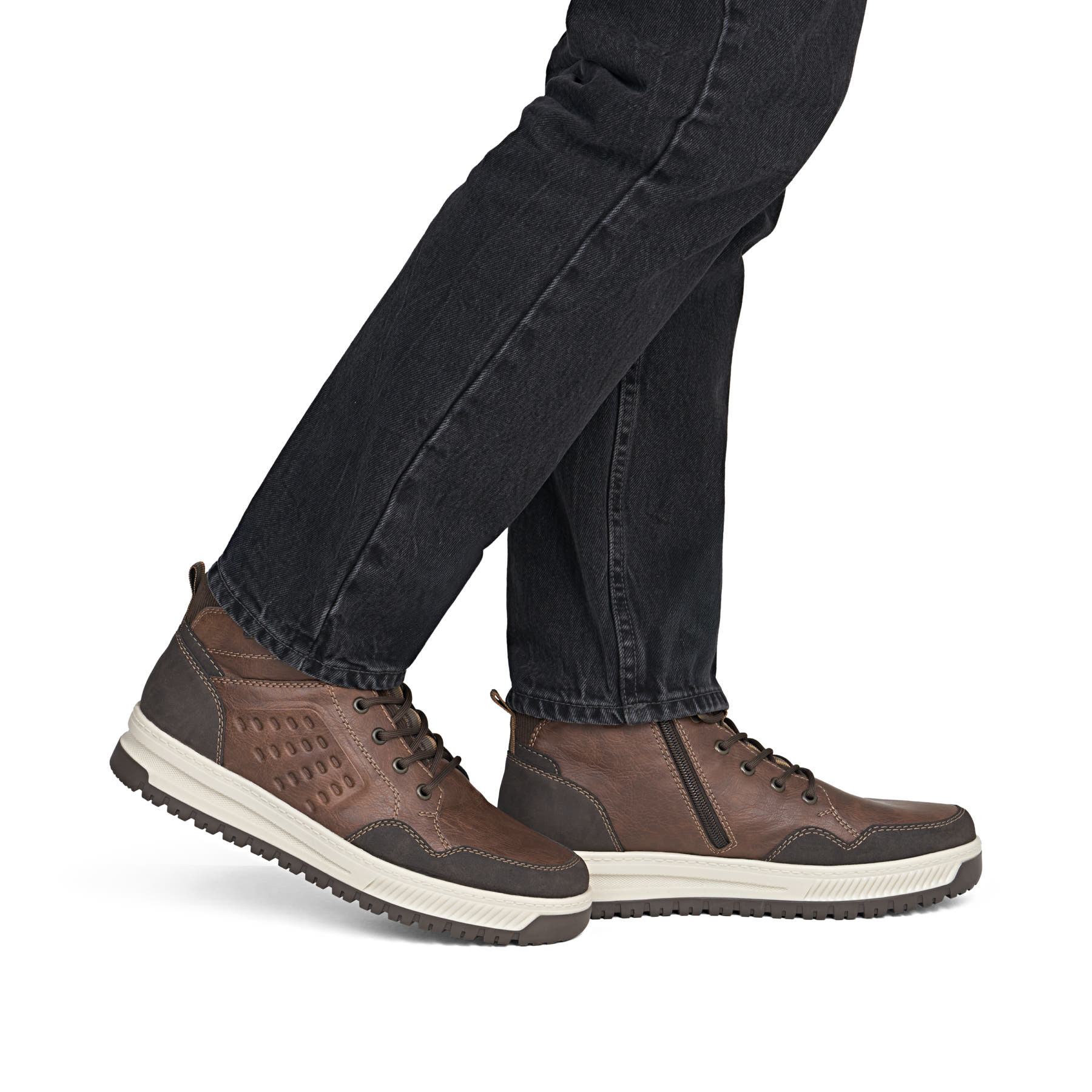 Braune Rieker Herren Schnürstiefel 38504-25 mit wasserabweisender TEX-Membran. Schuh am Fuß.