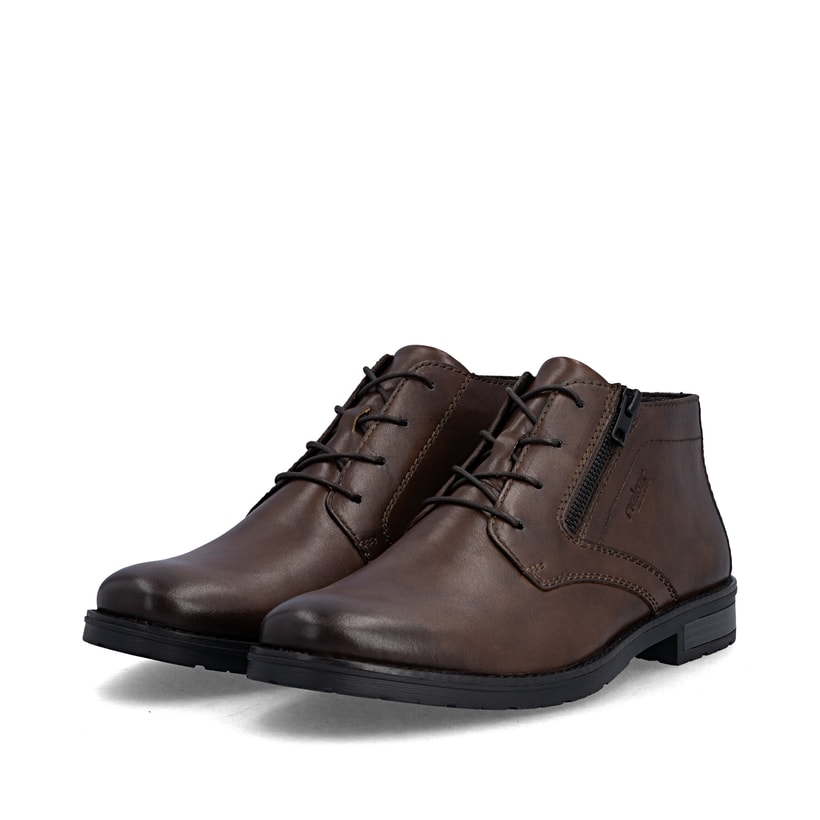 Dunkelbraune Rieker Herren Kurzstiefel 14609-25 aus Glattleder. Schuhpaar seitlich schräg.