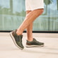 Grüne Rieker Herren Sneaker Low 16901-54 mit Reißverschluss sowie Extraweite H. Schuh am Model.
