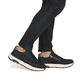 Blaue Rieker Herren Sneaker Low 06100-14 aus Glattleder mit einem Reißverschluss. Schuh am Fuß.