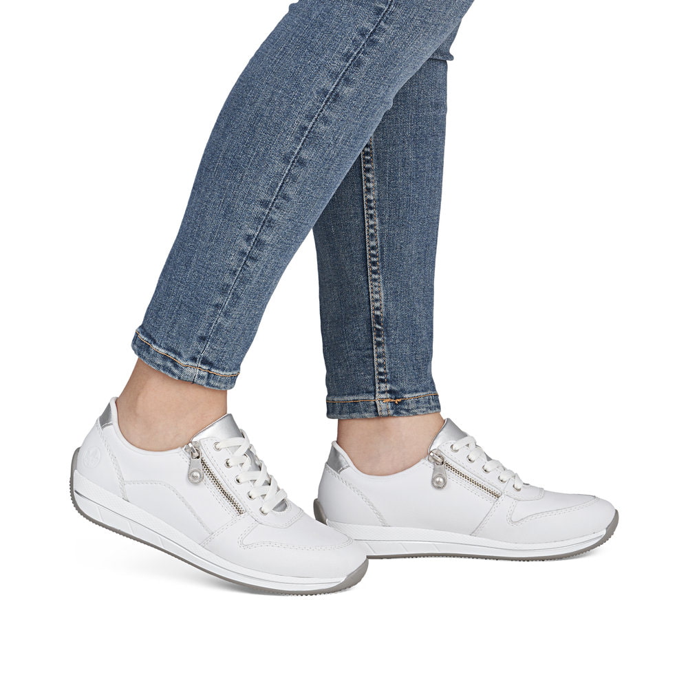 Baskets basses Rieker blanches pour femme N1100-81 en cuir lisse. Chaussure au pied.