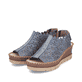 Blaue Rieker Keilsandaletten 60355-14 mit einem Elastikeinsatz sowie Löcheroptik. Schuhpaar seitlich schräg.