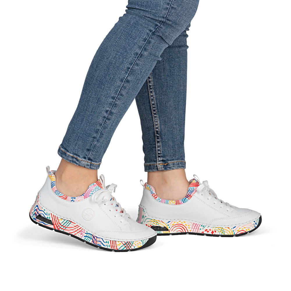 Mocassins Rieker blancs femme 44562-80 avec fenêtre de semelle Rieker Air. Chaussure au pied.