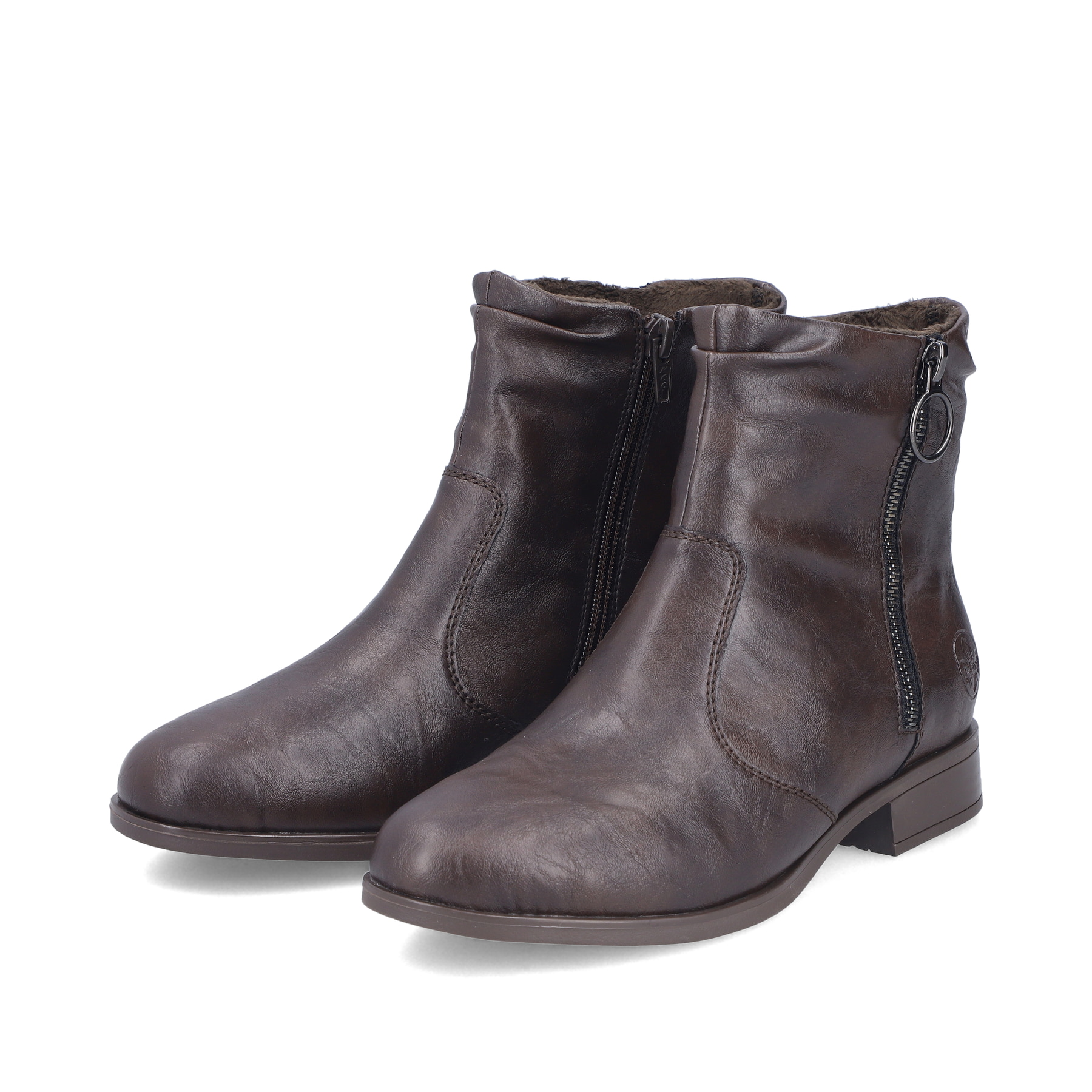 Dunkelbraune Rieker Damen Stiefeletten 77041-26 mit Zierelement. Schuhpaar seitlich schräg.