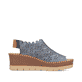 Blaue Rieker Keilsandaletten 60355-14 mit einem Elastikeinsatz sowie Löcheroptik. Schuh Innenseite.