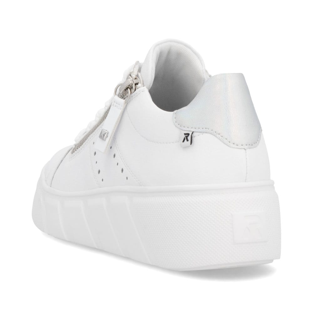 Baskets basses Rieker blanches pour femme W2605-80 avec fermeture éclair. Chaussure vue de l'arrière.