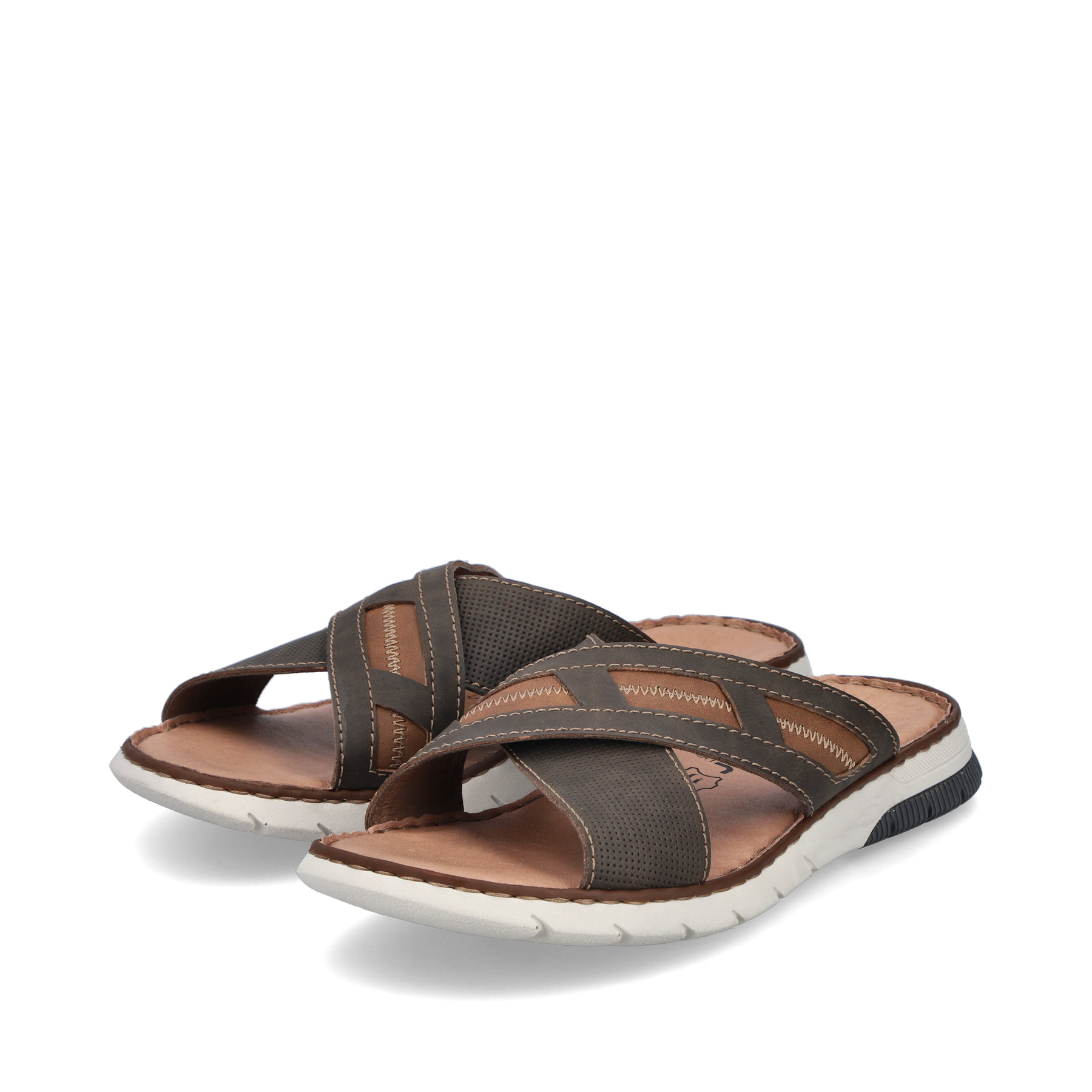 Braune Rieker Herren Pantoletten 25252-25 mit der Komfortweite G 1/2. Schuhpaar seitlich schräg.