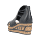 Schwarze Rieker Keilsandaletten 68197-00 mit einem Gummizug sowie leichter Sohle. Schuh von hinten.
