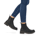 
Asphaltschwarze Rieker Damen Chelsea Boots 78292-00 mit einer robusten Profilsohle. Schuh am Fuß