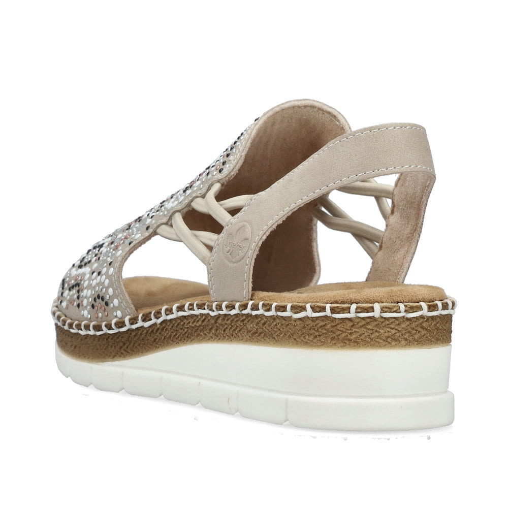 Beige Rieker Damen Sandalen V1246-62 mit Strasssteinen sowie einem Gummizug. Schuh von hinten.